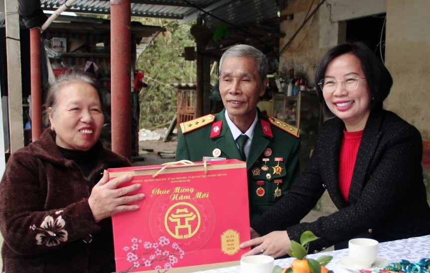 Chủ tịch Ủy ban MTTQ TP Hà Nội thăm, tặng quà người có công