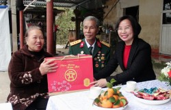 Chủ tịch Ủy ban MTTQ TP Hà Nội thăm, tặng quà người có công