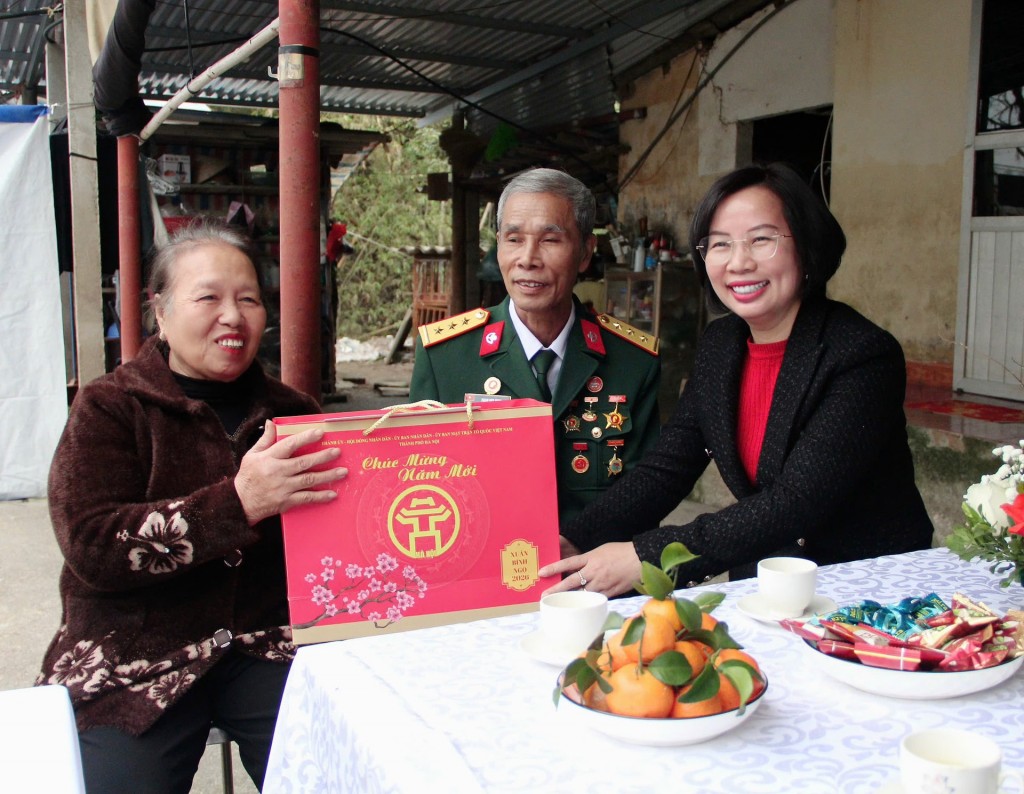 Chủ tịch Ủy ban MTTQ TP Hà Nội thăm, tặng quà người có công Chủ tịch Ủy ban MTTQ TP Hà Nội thăm, tặng quà người có công