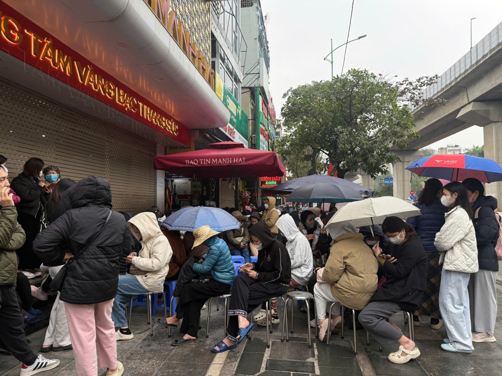 Cảnh tượng đông đúc trước các tiệm vàng trên tuyến phố trung tâm Hà Nội, xe cộ nối dài, người dân kiên nhẫn chờ đến lượt giao dịch. Cảnh tượng đông đúc trước các tiệm vàng trên tuyến phố trung tâm Hà Nội, xe cộ nối dài, người dân kiên nhẫn chờ đến lượt giao dịch.