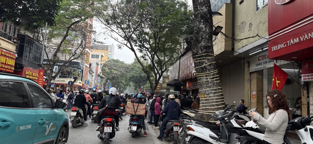 Người dân xếp hàng dài trước một cửa hàng vàng trên phố Trần Nhân Tông (Hà Nội) trong bối cảnh giá vàng tăng mạnh, nhiều thời điểm cửa hàng quá tải từ sáng sớm. Người dân xếp hàng dài trước một cửa hàng vàng trên phố Trần Nhân Tông (Hà Nội) trong bối cảnh giá vàng tăng mạnh, nhiều thời điểm cửa hàng quá tải từ sáng sớm.