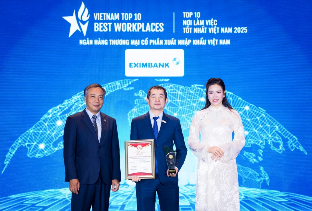 Ông Nguyễn Hướng Minh - Phó TGĐ Eximbank (đứng giữa) nhận giải thưởng “Top 10 nơi làm việc tốt nhất Việt Nam 2025” từ Ban tổ chức