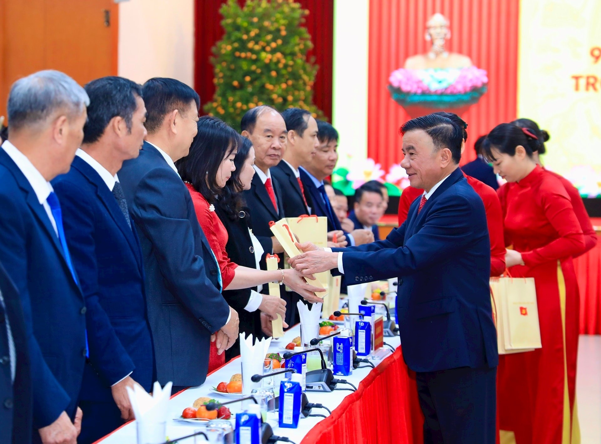 Thường trực Ban Bí thư Trần Cẩm Tú trao tặng quà của Tổng Bí thư Lô Lâm cho các bí thư chi bộ tiêu biểu trong toàn Đảng