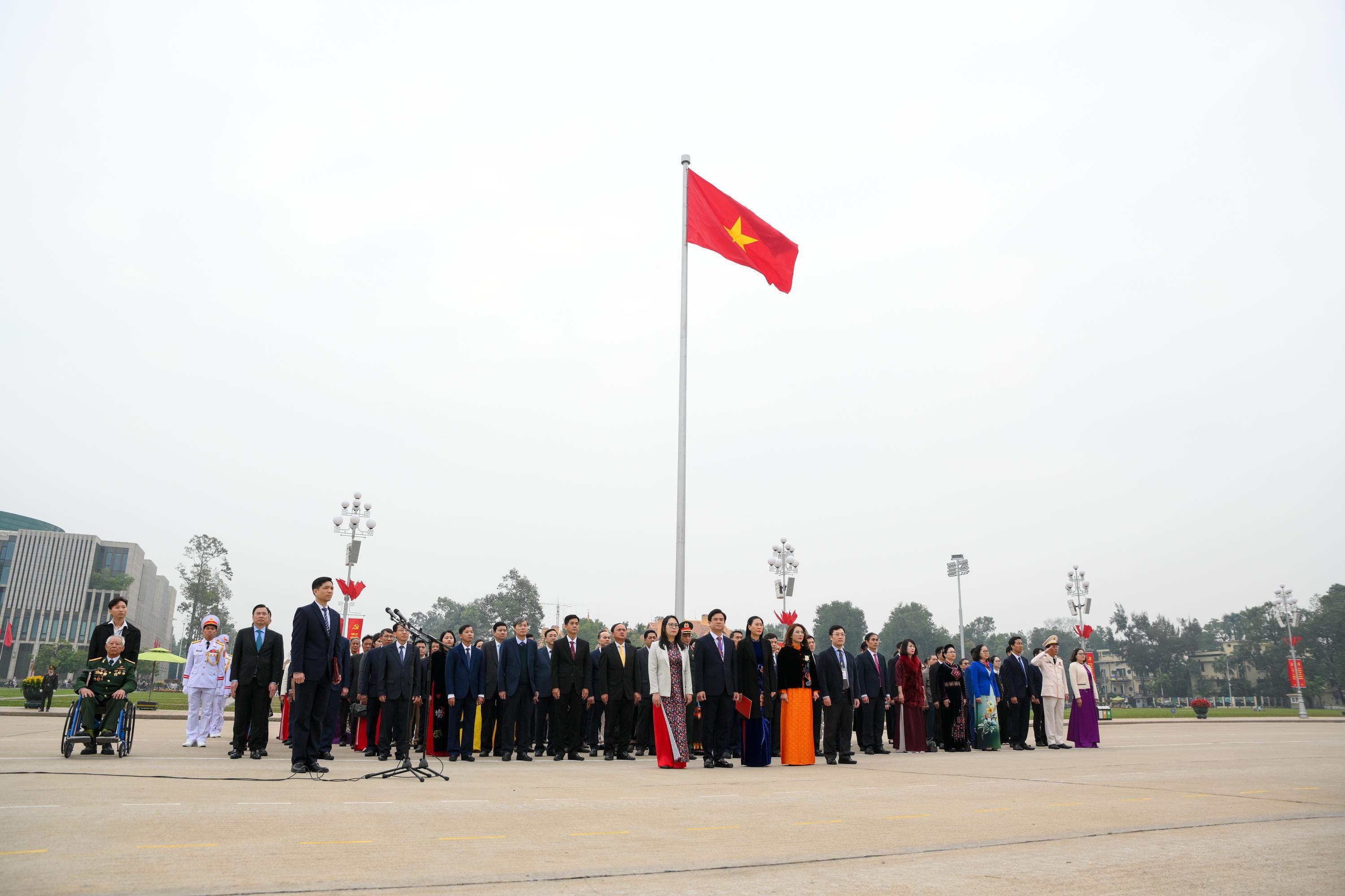96 đồng chí Bí thư chi bộ tiêu biểu, xuất sắc đến từ 40 đảng bộ trực thuộc Trung ương đại diện cho hơn 250 nghìn đồng chí Bí thư chi bộ trong toàn Đảng báo công dâng Bác.