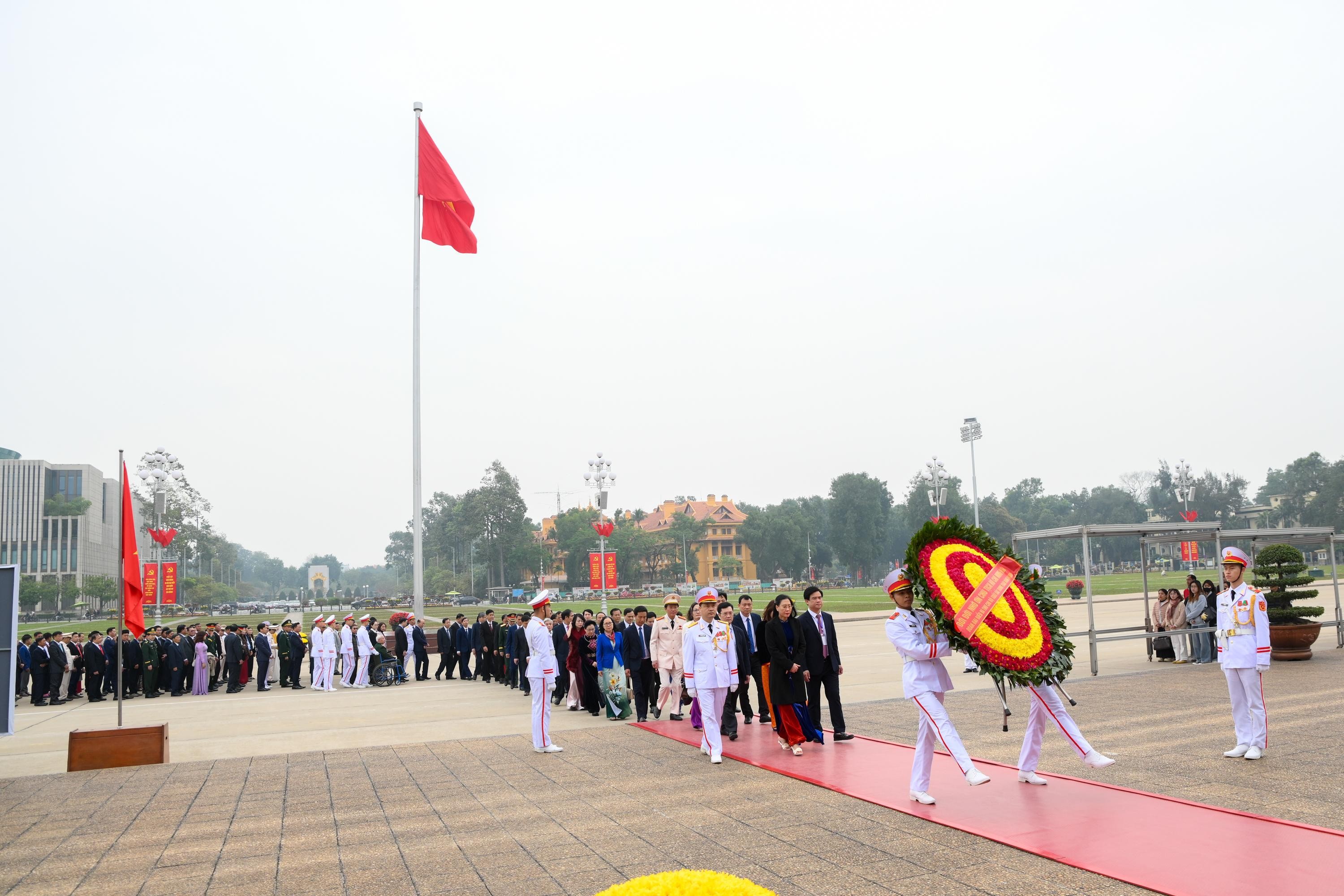 96 Bí thư Chi bộ tiêu biểu vào Lăng viếng Bác