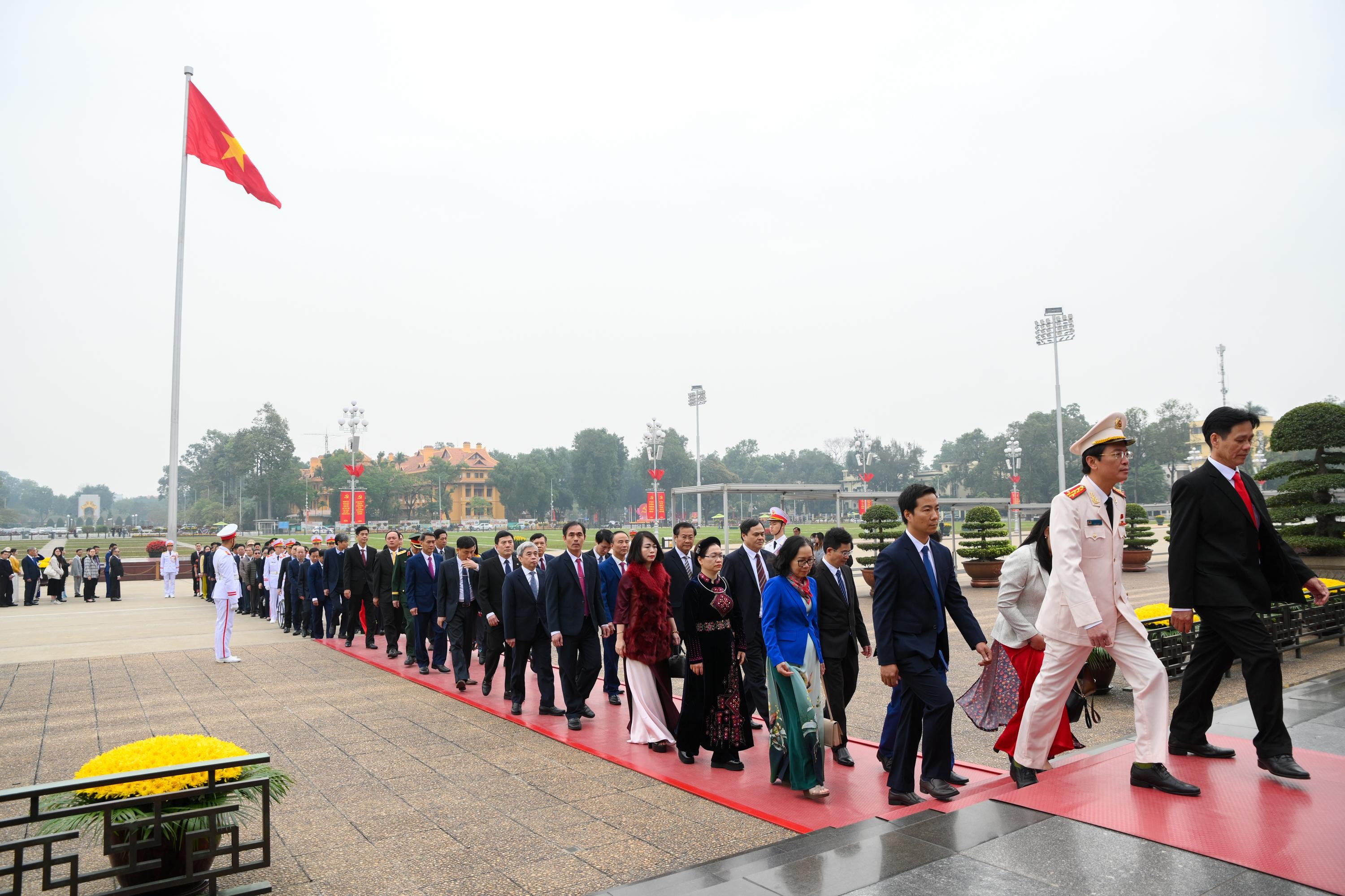 Đoàn đại biểu Bí thư Chi bộ xuất sắc toàn quốc vào Lăng, viếng Chủ tịch Hồ Chí Minh