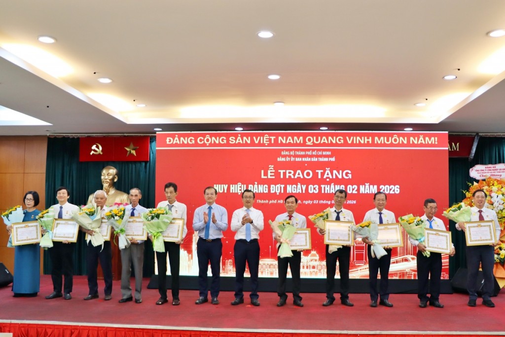 Phó Bí thư Đảng ủy UBND Thành phố Nguyễn Thanh Xuân trao Huy hiệu đảng cho các đồng chí 35 năm tuổi Đảng Phó Bí thư Đảng ủy UBND Thành phố Nguyễn Thanh Xuân trao Huy hiệu đảng cho các đồng chí 35 năm tuổi Đảng