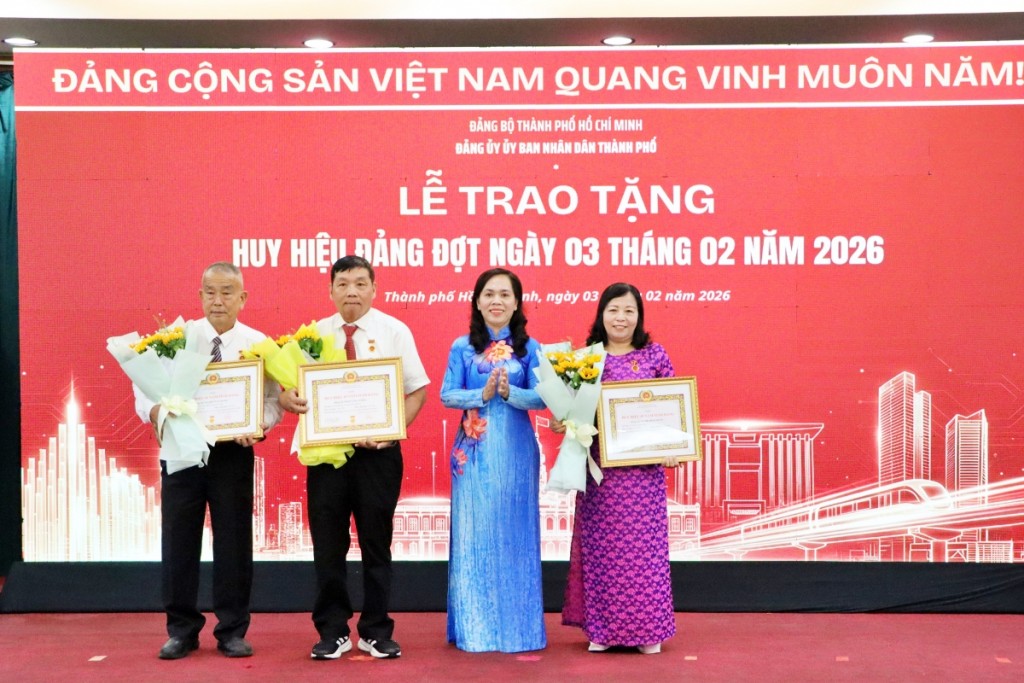 Phó Bí thư Đảng ủy UBND Thành phố Nguyễn Thanh Xuân trao Huy hiệu đảng cho các đồng chí 40 năm tuổi Đảng. Ảnh: Thùy Dương Phó Bí thư Đảng ủy UBND Thành phố Nguyễn Thanh Xuân trao Huy hiệu đảng cho các đồng chí 40 năm tuổi Đảng. Ảnh: Thùy Dương