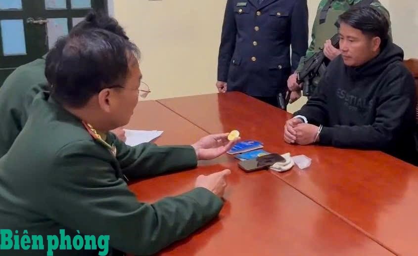 Cán bộ Bộ đội Biên phòng tỉnh Nghệ An lấy lời khai đối tượng Hồ Văn Thủy. Ảnh: Hải Thượng