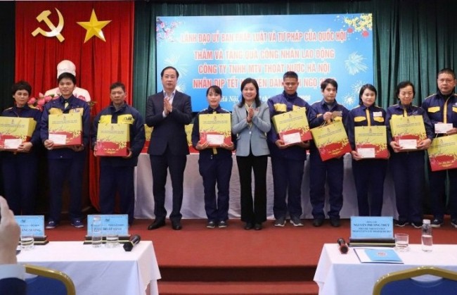 Trao 50 suất quà tặng công nhân thoát nước Hà Nội