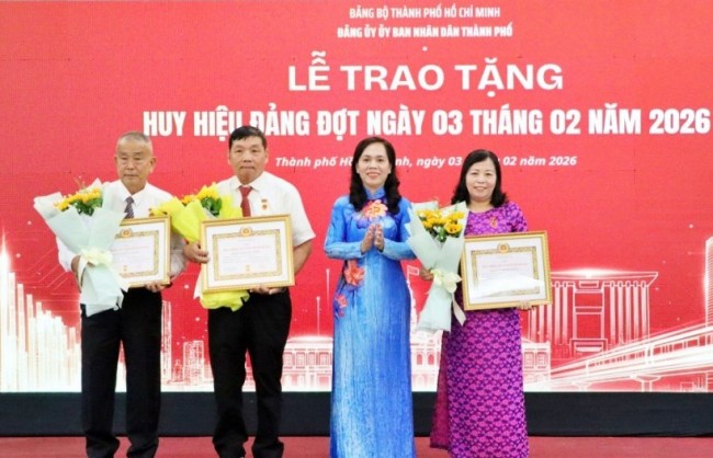 Đảng ủy UBND TP Hồ Chí Minh trao Huy hiệu Đảng cho 45 đảng viên đợt 3/2