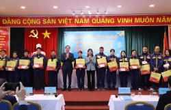 Trao 50 suất quà tặng công nhân thoát nước Hà Nội