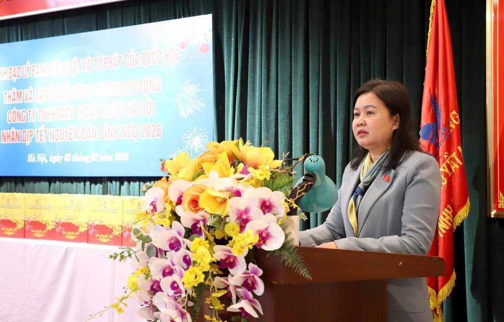 Trao 50 suất quà tặng công nhân thoát nước Hà Nội