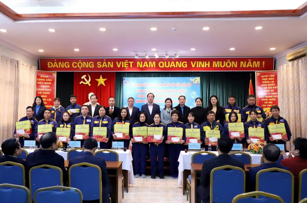 Trao 50 suất quà tặng công nhân thoát nước Hà Nội