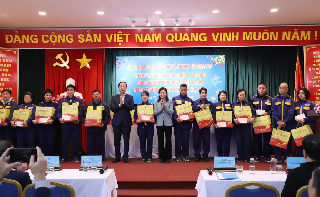 Trao 50 suất quà tặng công nhân thoát nước Hà Nội