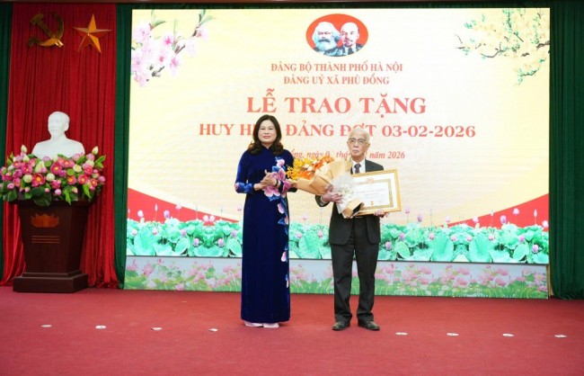 Xã Phù Đổng trao Huy hiệu Đảng đợt 3/2 tặng 77 đảng viên