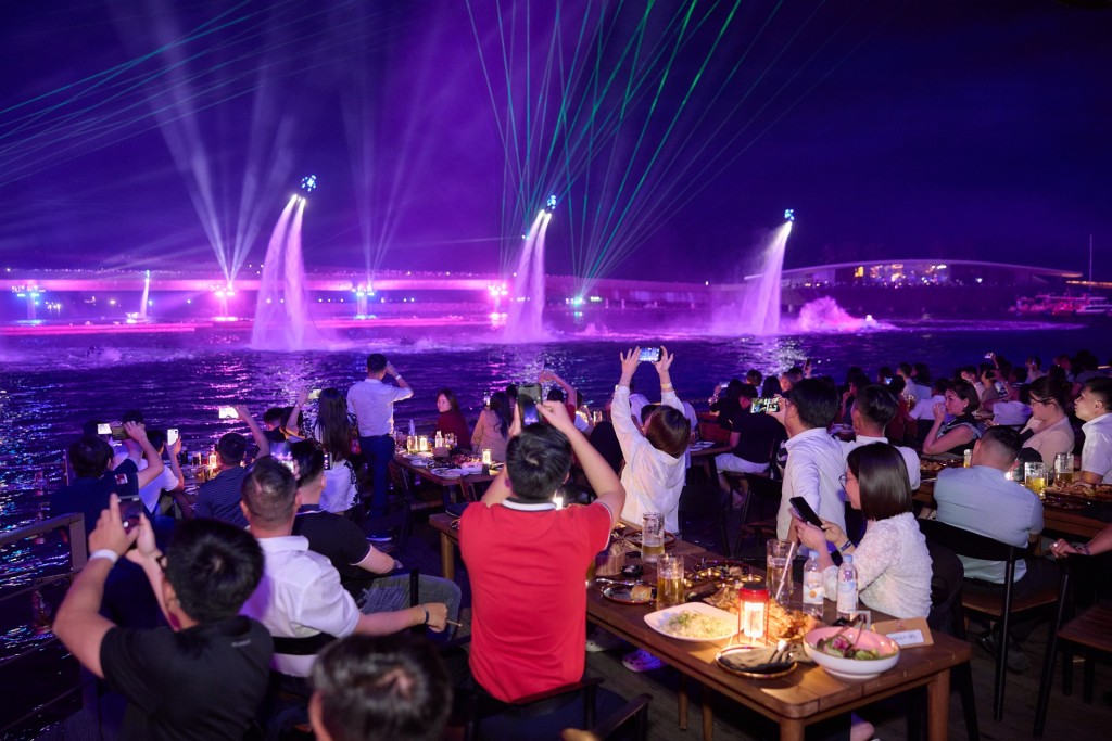 Về đêm bầu không khí tại Thị trấn Hoàng Hôn càng trở nên sôi động. Ảnh: Ánh Dương.