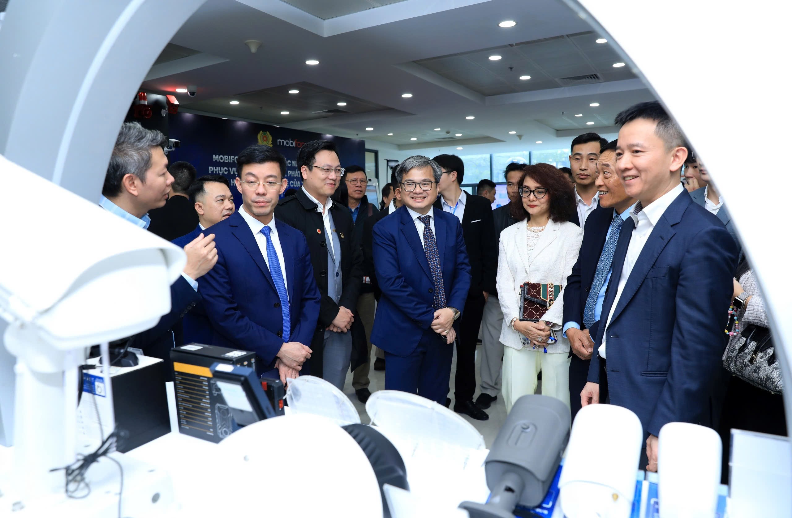 Các đại biểu tham quan không gian trưng bày và trình diễn công nghệ