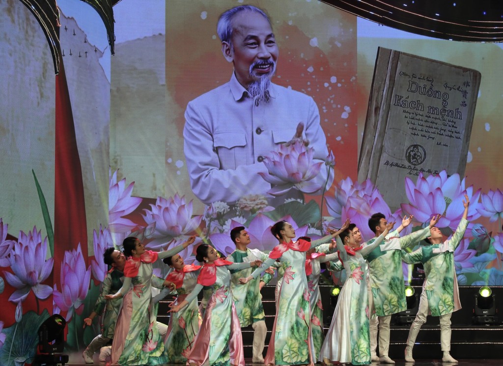 Niềm tin vững chắc vào tương lai tươi sáng của đất nước Niềm tin vững chắc vào tương lai tươi sáng của đất nước