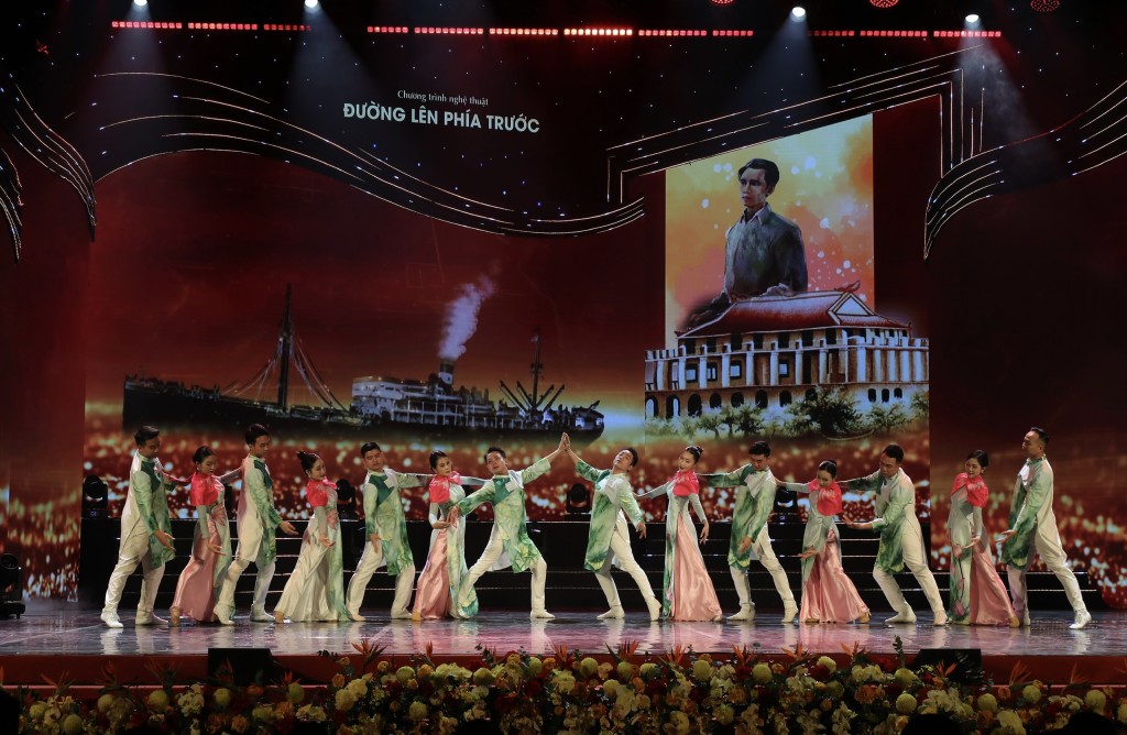 Niềm tin vững chắc vào tương lai tươi sáng của đất nước Niềm tin vững chắc vào tương lai tươi sáng của đất nước