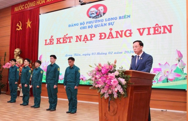 Kết nạp Đảng gắn với xây dựng lực lượng vũ trang vững mạnh