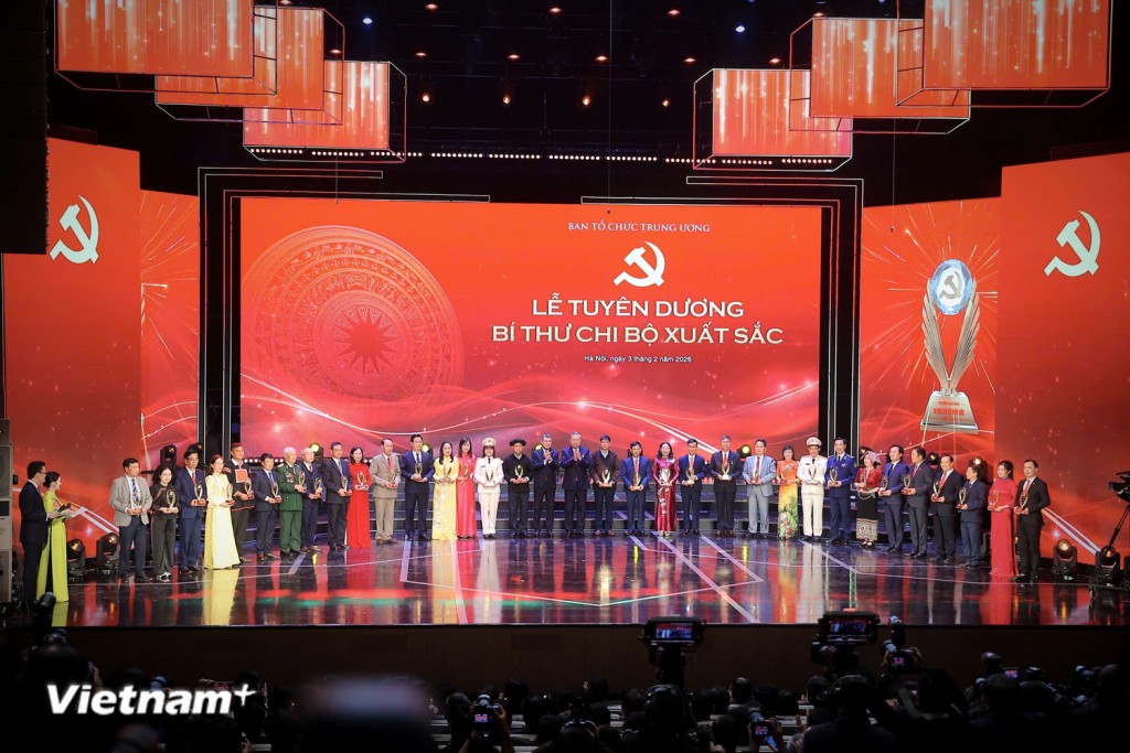 Tuyên dương tập thể các Bí thư chi bộ xuất sắc, làm tốt các nhiệm vụ trong năm 2025