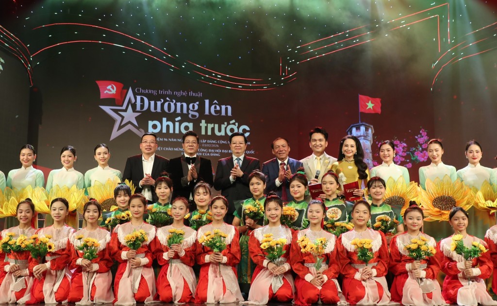 Các vị đại biểu chụp ảnh lưu niệm cùng nghệ sĩ tham gia chương trình Các vị đại biểu chụp ảnh lưu niệm cùng nghệ sĩ tham gia chương trình