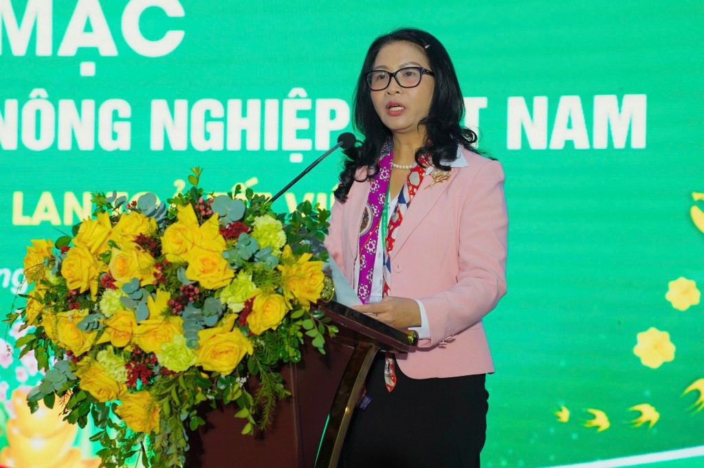 Lãnh đạo Học viện Nông nghiệp Việt Nam phát biểu tại lễ khai mạc Hội chợ Xuân Bính Ngọ 2026 và ra mắt sàn thương mại điện tử VNUA-MART.