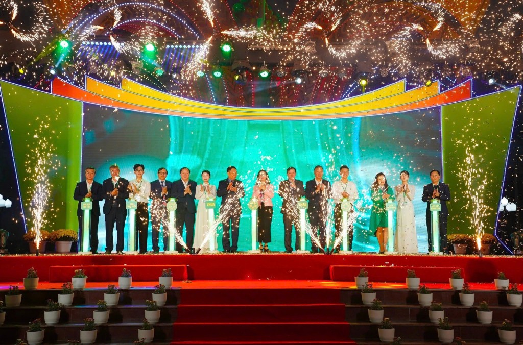 Nghi thức bấm nút khai mạc Hội chợ Xuân Bính Ngọ 2026 và ra mắt sàn thương mại điện tử VNUA-MART, đánh dấu bước chuyển mạnh mẽ trong kết nối, quảng bá và tiêu thụ nông sản trên nền tảng số.