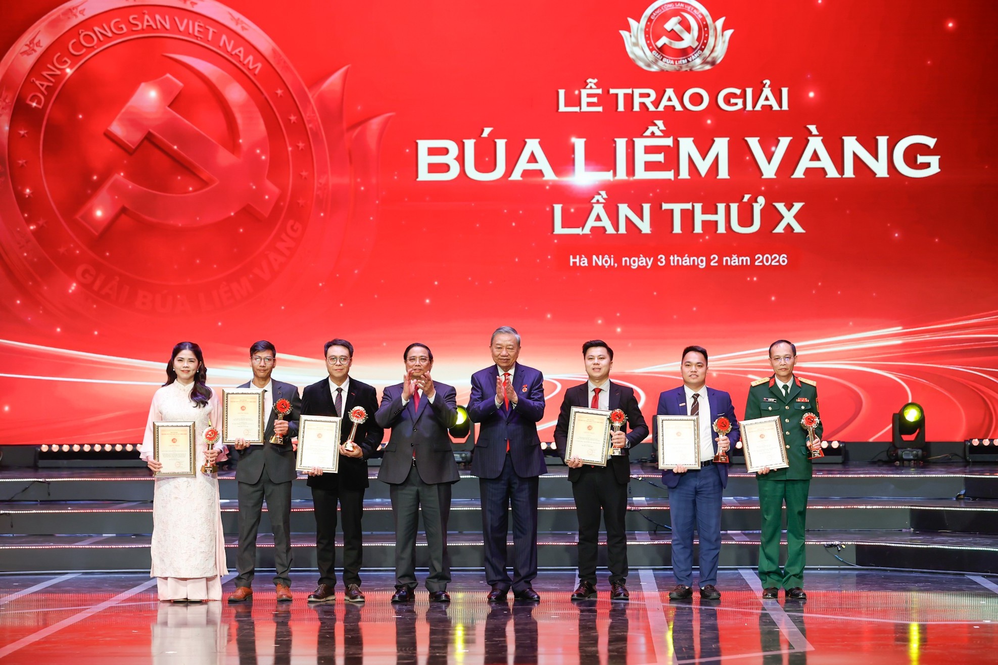 Tuyên dương 96 Bí thư chi bộ xuất sắc và trao Giải Búa liềm vàng lần thứ X