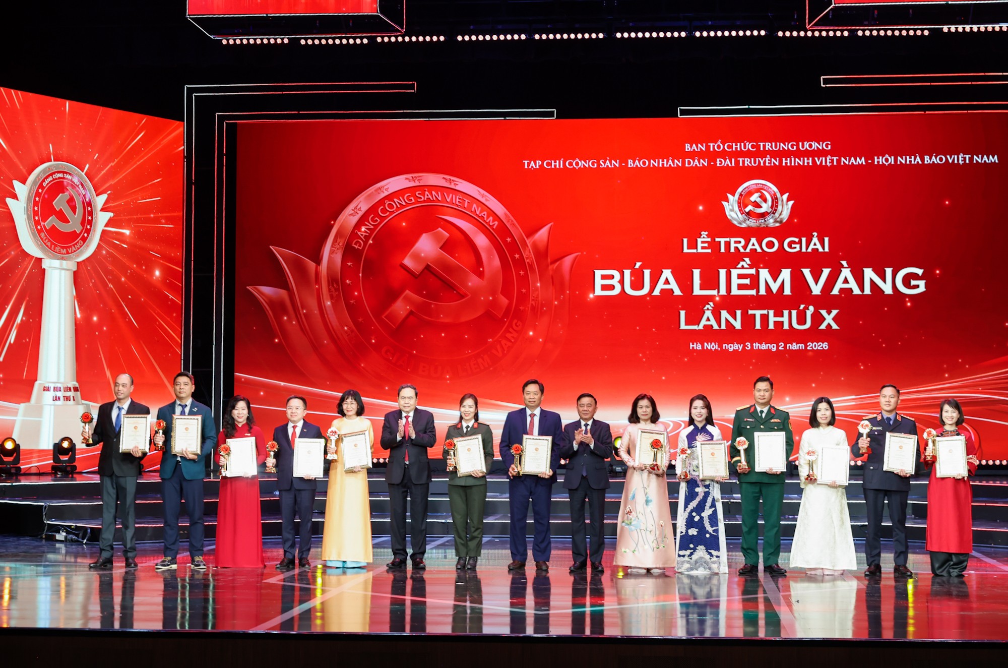 Tuyên dương 96 Bí thư chi bộ xuất sắc và trao Giải Búa liềm vàng lần thứ X Tuyên dương 96 Bí thư chi bộ xuất sắc và trao Giải Búa liềm vàng lần thứ X