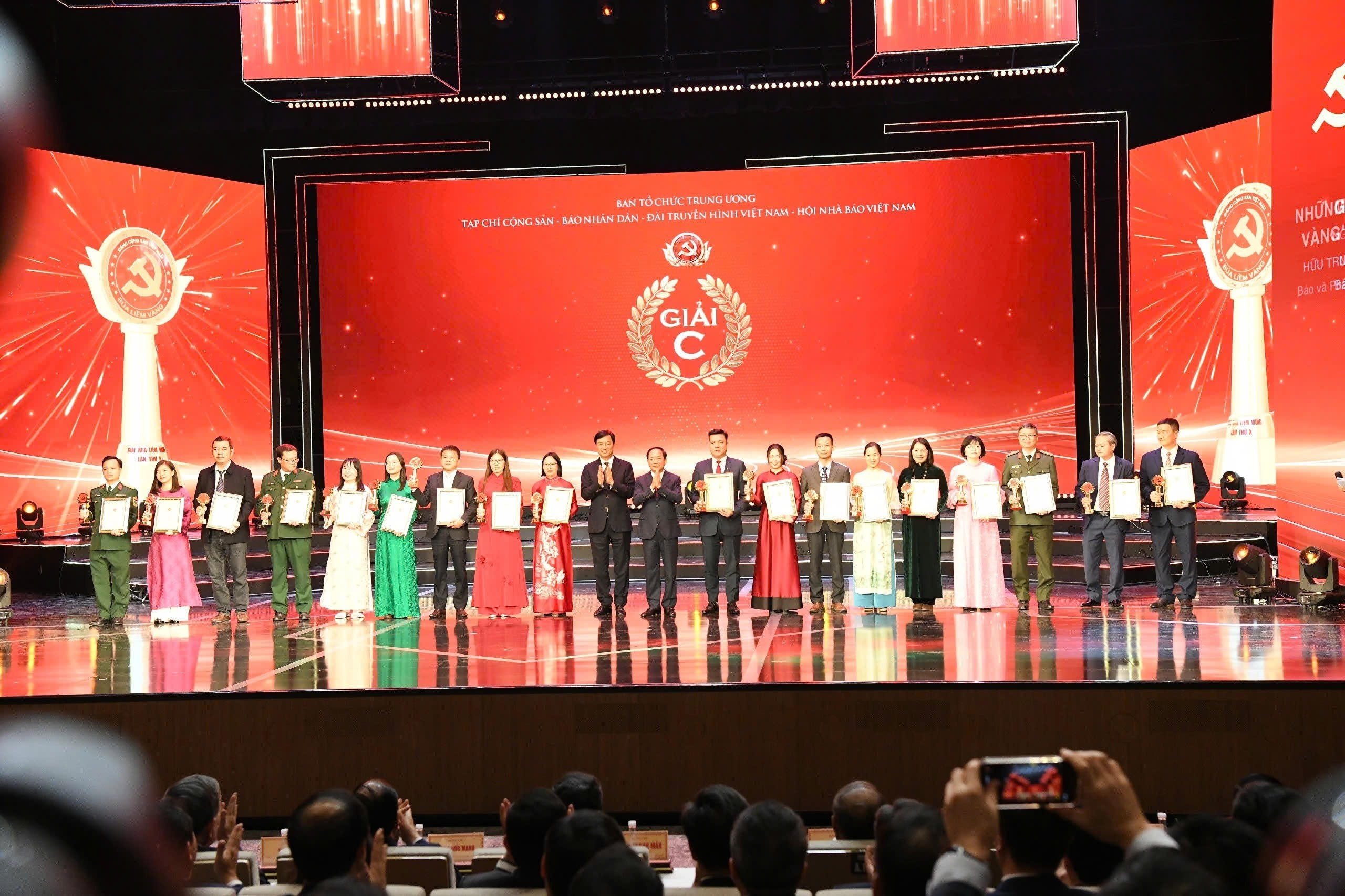 Trưởng Ban Tuyên giáo và Dân vận Trung ương Trịnh Văn Quyết và Bí thư Thành uỷ Hà Nội Nguyễn Duy Ngọc trao giải C cho các tác giả đoạt giải Trưởng Ban Tuyên giáo và Dân vận Trung ương Trịnh Văn Quyết và Bí thư Thành uỷ Hà Nội Nguyễn Duy Ngọc trao giải C cho các tác giả đoạt giải