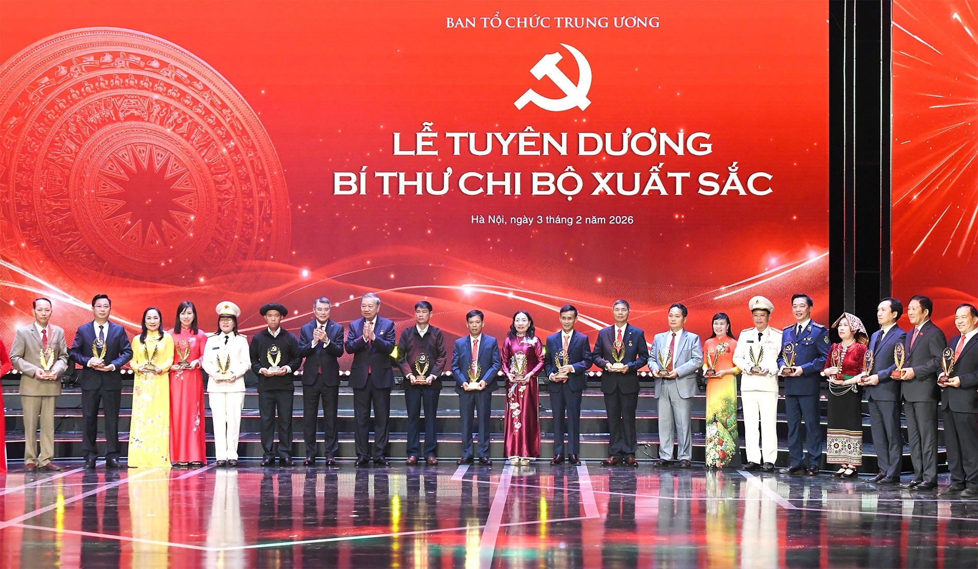 Tổng Bí thư Tô Lâm và Trưởng Ban Tổ chức Trung ương Lê Minh Hưng trao biểu trưng cho các Bí thư chi bộ xuất sắc. Tổng Bí thư Tô Lâm và Trưởng Ban Tổ chức Trung ương Lê Minh Hưng trao biểu trưng cho các Bí thư chi bộ xuất sắc.