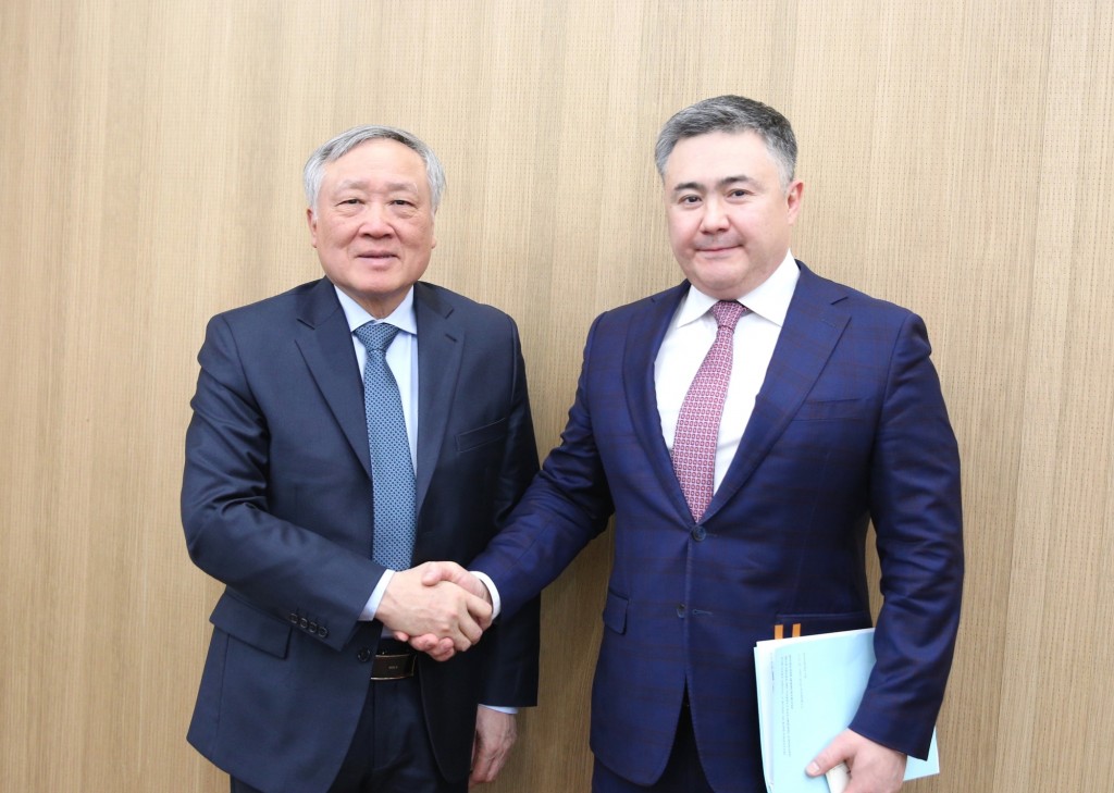 Phó Thủ tướng Thường trực Chính phủ Nguyễn Hoà Bình và Thống đốc Ngân hàng Trung ương Kazakhstan Timur Suleimenov - Ảnh: VGP/Nguyễn Hoàng