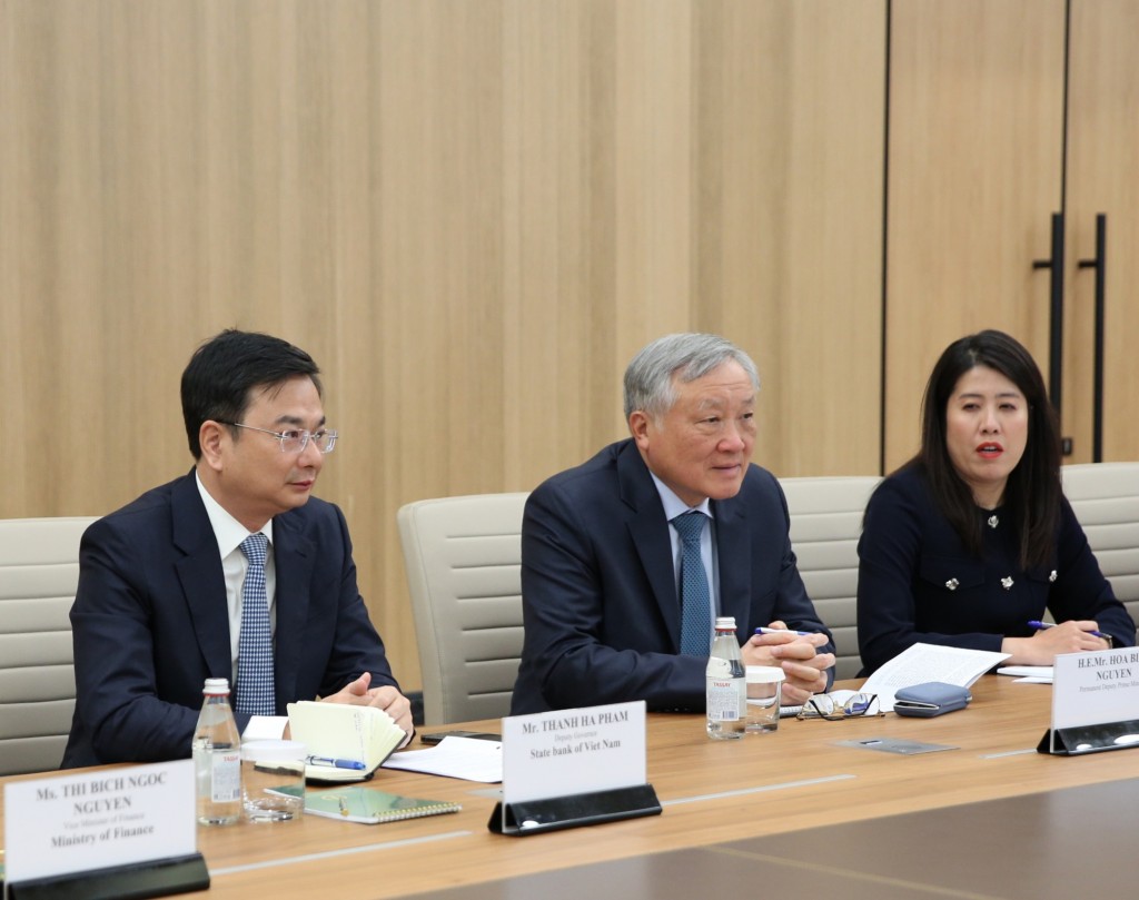 Phó Thủ tướng Thường trực Nguyễn Hòa Bình chỉ đạo Ngân hàng Nhà nước Việt Nam cùng phối hợp với Ngân hàng Trung ương Kazakhstan để thúc đẩy ký mới MOU hợp tác giữa hai ngân hàng - Ảnh: VGP/Nguyễn Hoàng