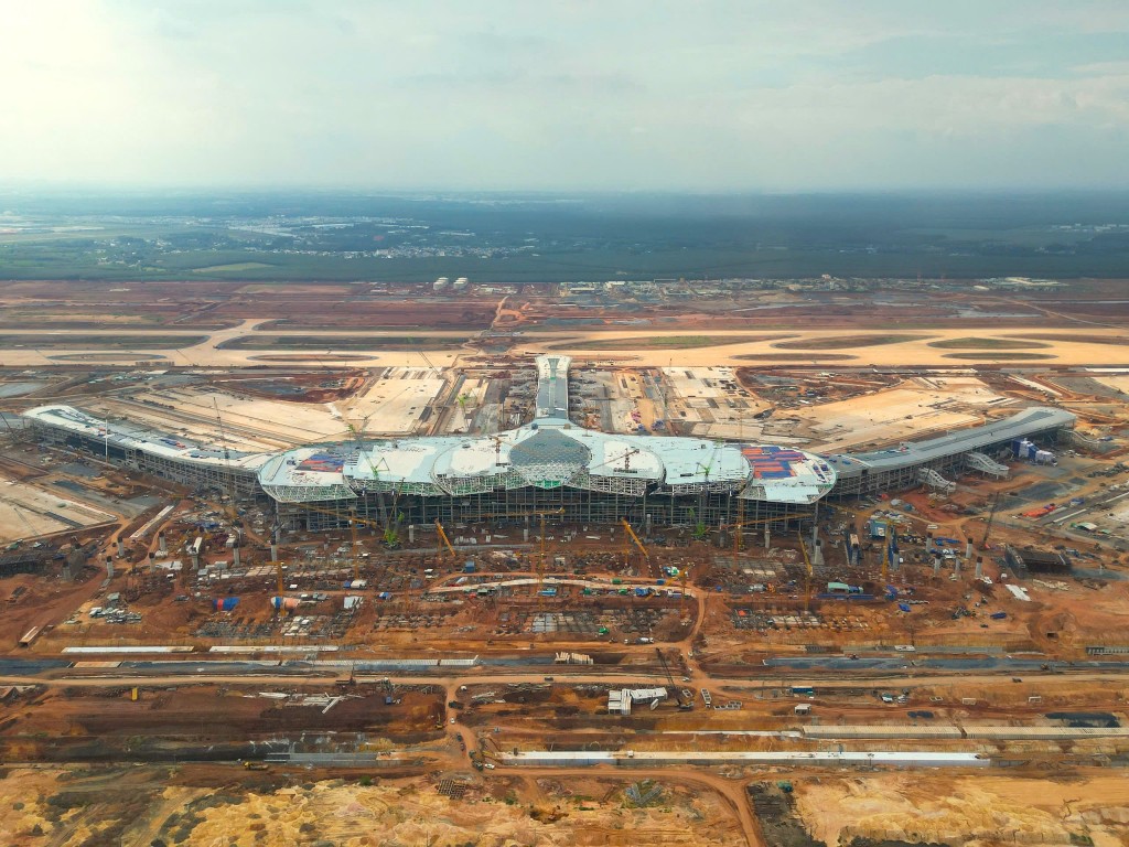 Công nhân, chuyên gia ngày đêm miệt mài làm việc tại công trường Công nhân, chuyên gia ngày đêm miệt mài làm việc tại công trường