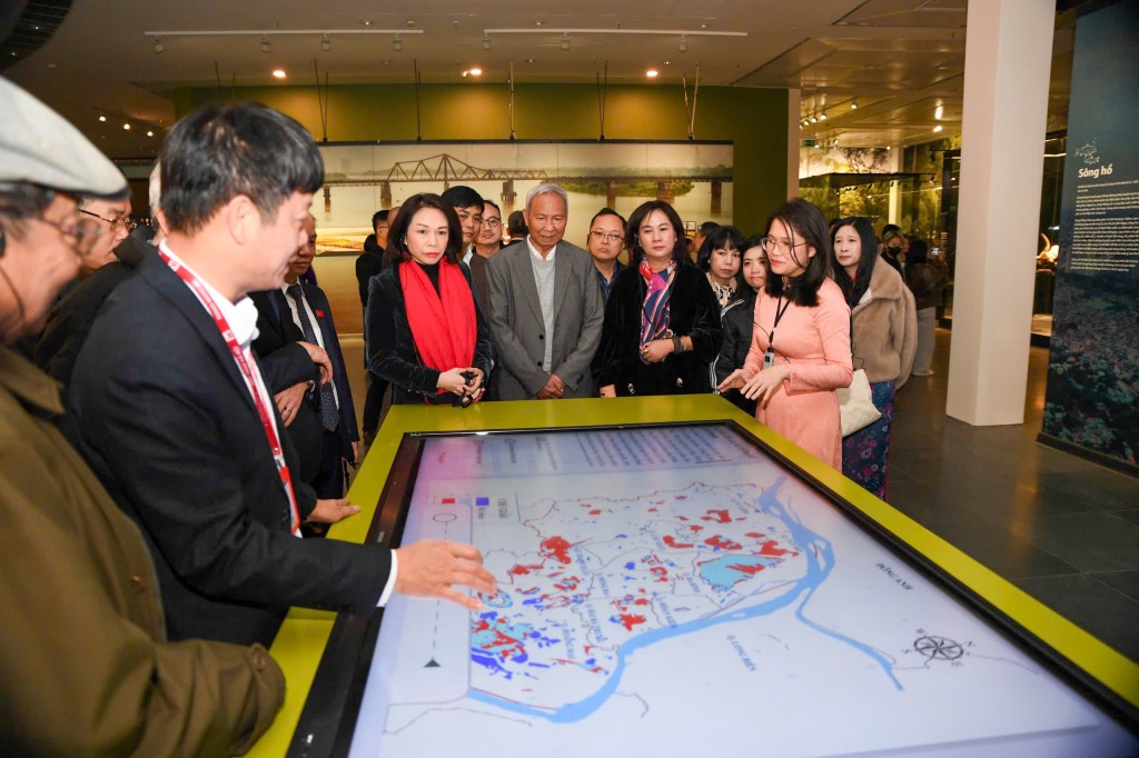 Các đại biểu đi tham quan không gian hệ thống trưng bày