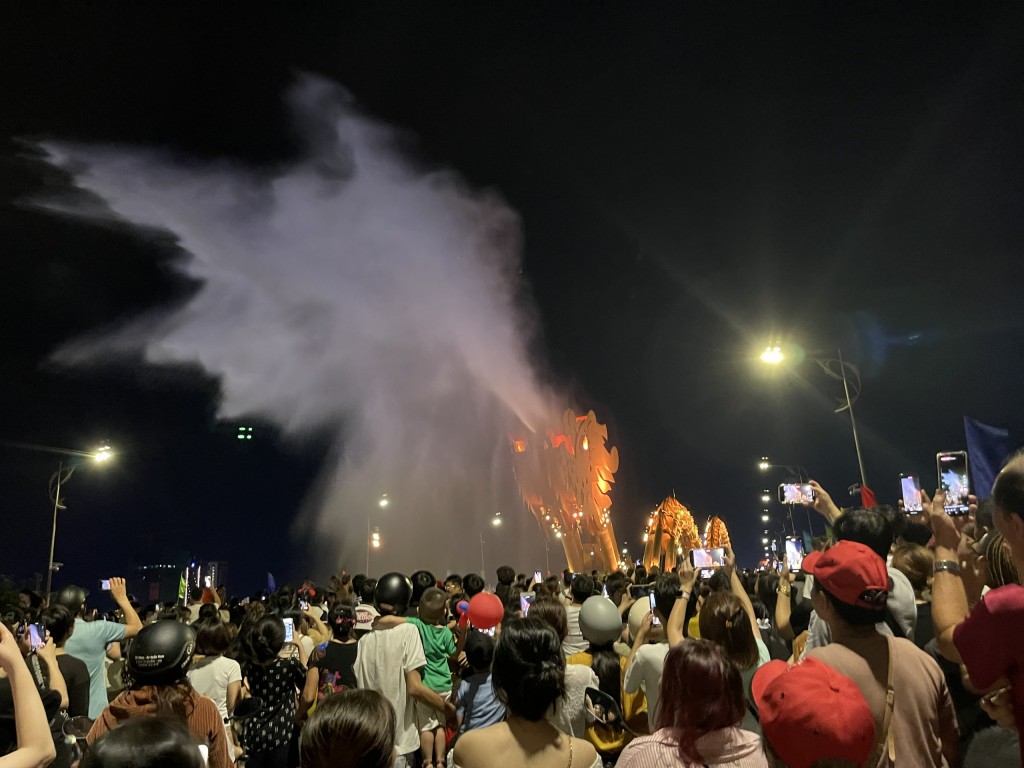 Nhiều người dân và du khách thích thú xem cầu Rồng phun nước ngày cuối tuần (Ảnh: Đ.Minh)