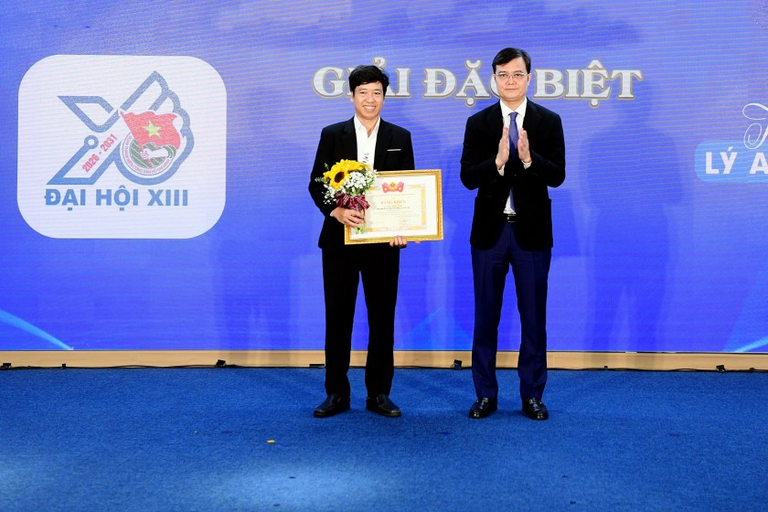 Logo Đại hội Đoàn XIII:  Ngọn cờ hiệu triệu tuổi trẻ thời đại số