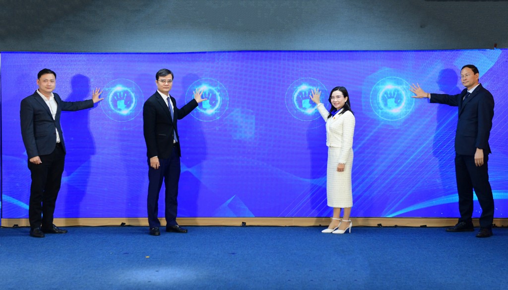 Logo Đại hội Đoàn XIII:  Ngọn cờ hiệu triệu tuổi trẻ thời đại số