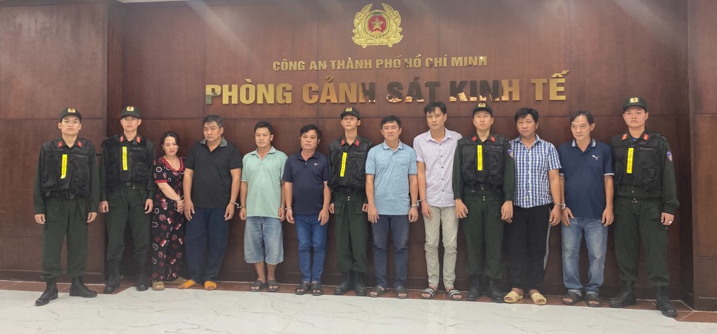 Cơ quan điều tra tống đạt quyết định khởi tố đối với các đối tượng. Ảnh: CATP