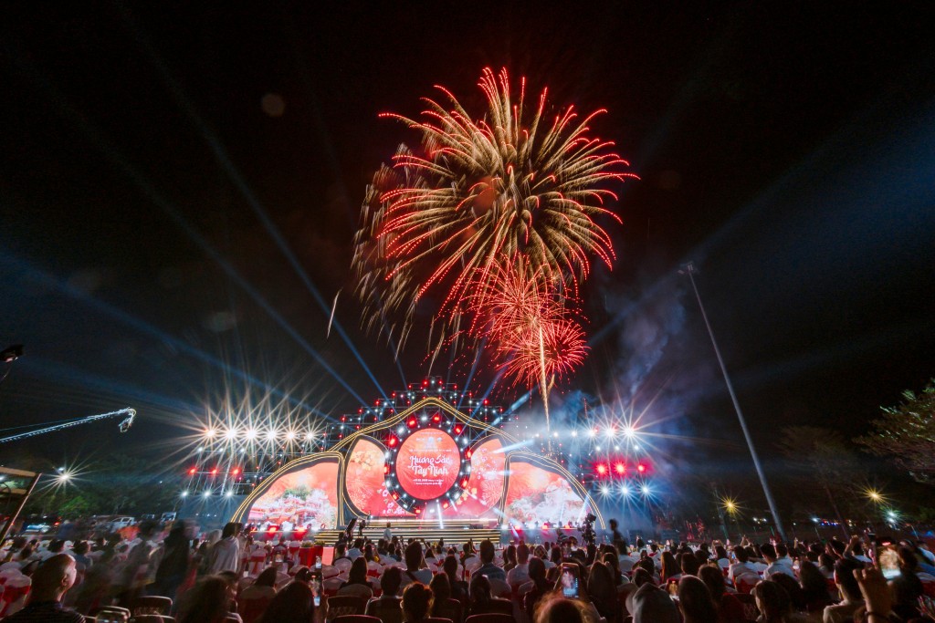 Những màn pháo hoa rực rỡ bầu trời đầu xuân Tây Ninh. (Ảnh: Sun World Ba Den Mountain)