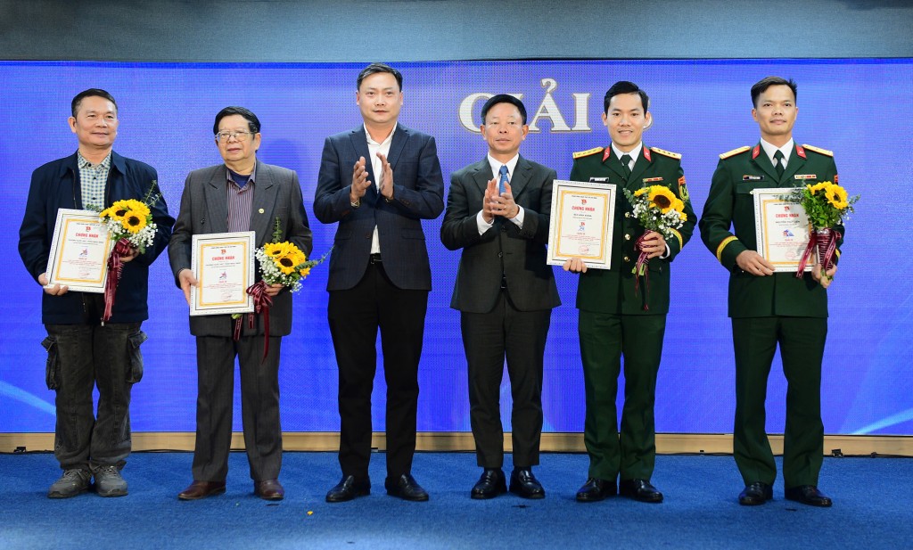 Logo Đại hội Đoàn XIII:  Ngọn cờ hiệu triệu tuổi trẻ thời đại số