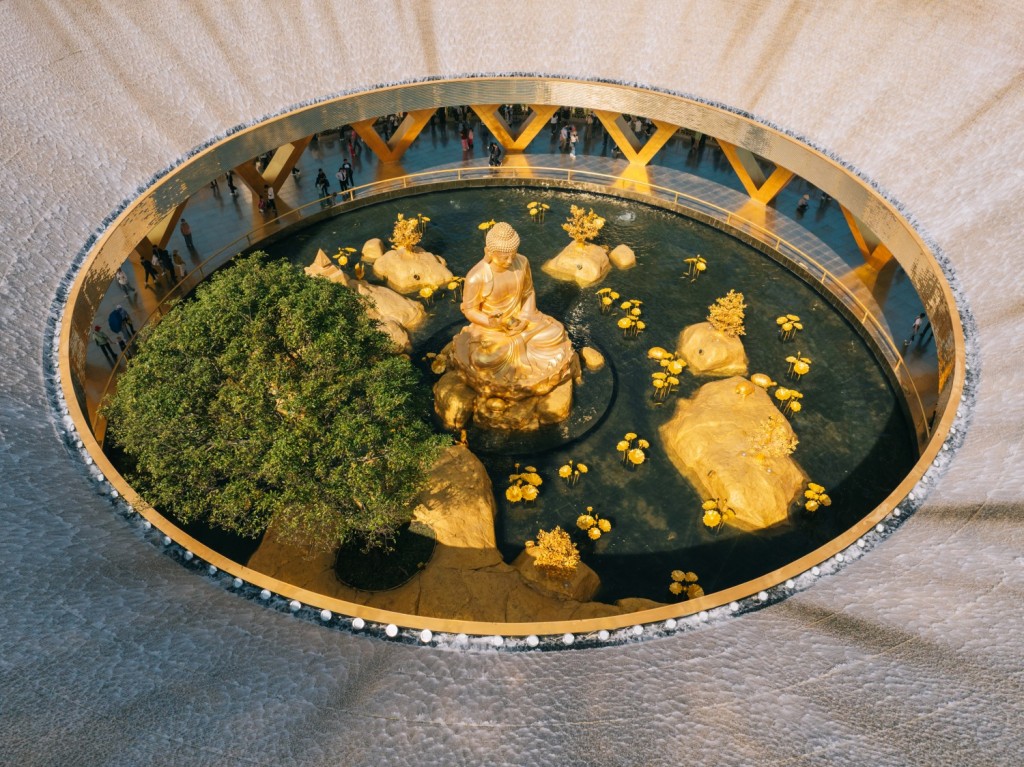 Tôn tượng Đức Phật Câu Na Hàm Mâu Ni – “Đấng đến từ Vàng” – tọa lạc tại nơi cao nhất đỉnh núi.  (Ảnh: Sun World Ba Den Mountain)