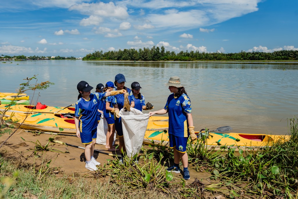 Học sinh trường HAIS tham gia dọn vệ sinh môi trường