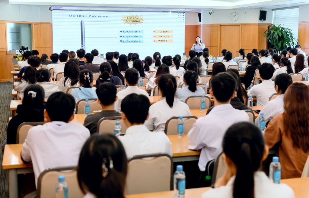 SACOMBANK dành hơn 4,3 tỷ đồng tiếp tục trao học bổng “Ươm mầm cho những ước mơ"