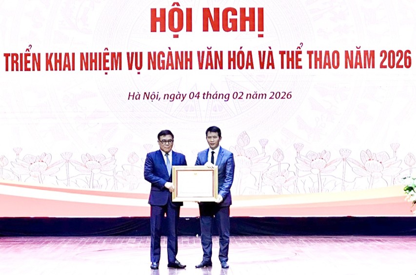 Đồng chí Phạm Tuấn Long thừa ủy quyền của Chủ tịch nước, trao tặng Huân chương Lao động Hạng Nhì cho nguyên Giám đốc Sở Văn hóa và Thể thao Hà Nội Đỗ Đình Hồng
