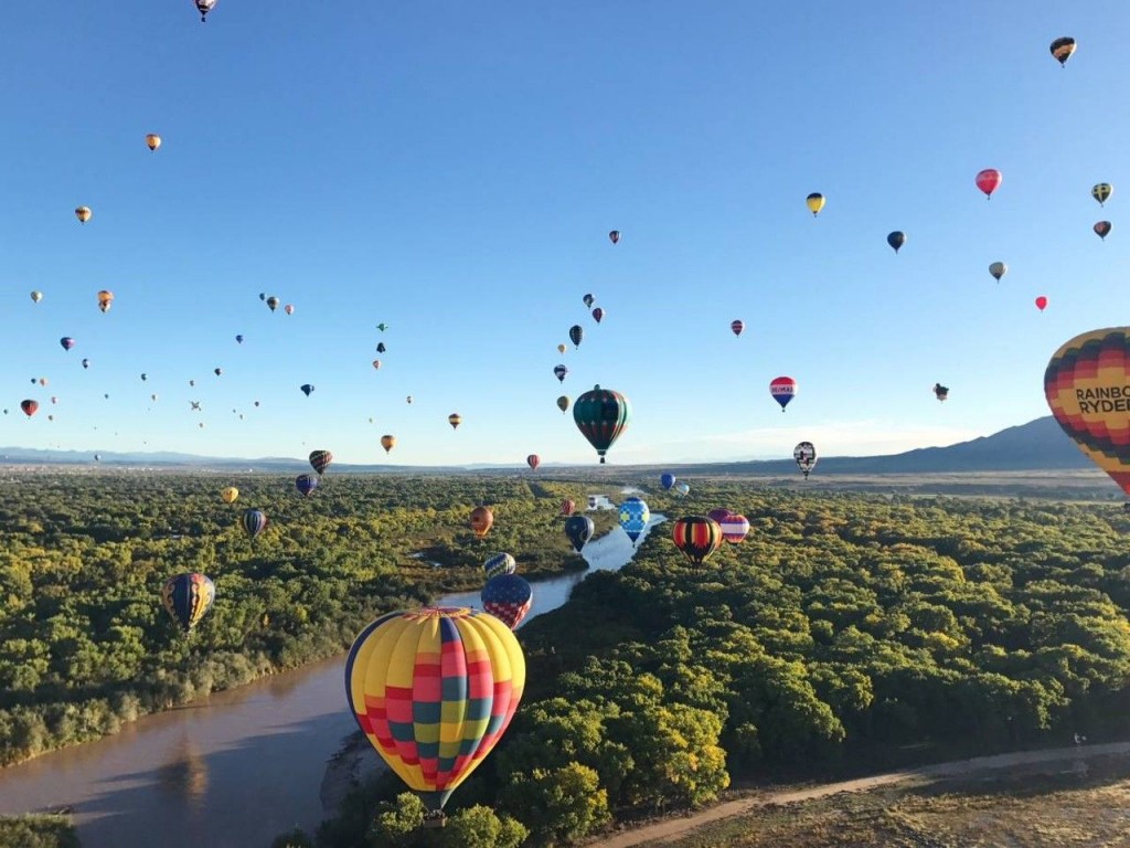 Hàng loạt khinh khí cầu rực rỡ bay trên biển xanh, rừng ngập mặn và đại cảnh lễ hội, hứa hẹn trở thành background “đắt hình” nhất Tết này