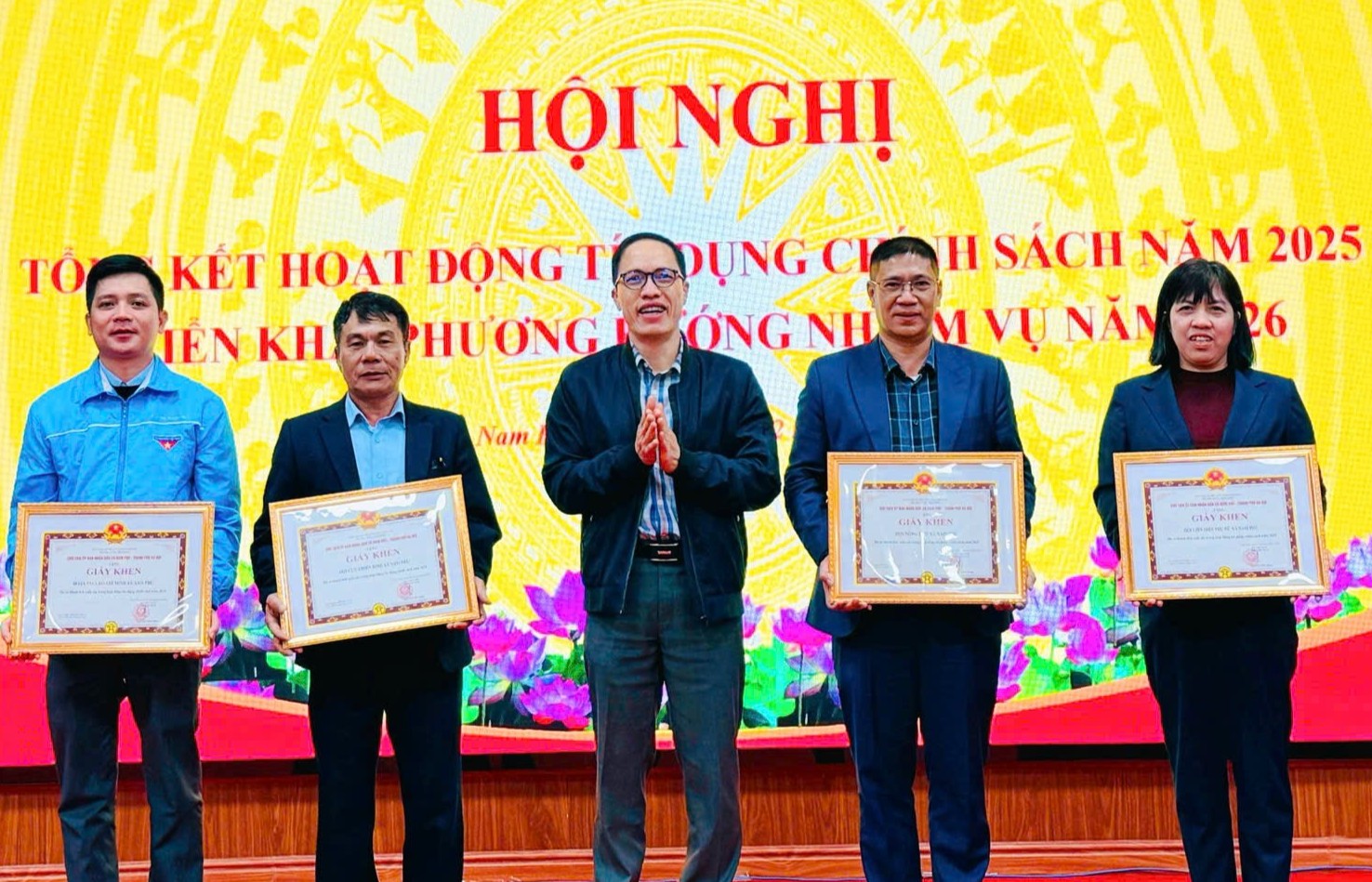 Khen thưởng 13 tập thể, cá nhân tiêu biểu trong công tác tín dụng