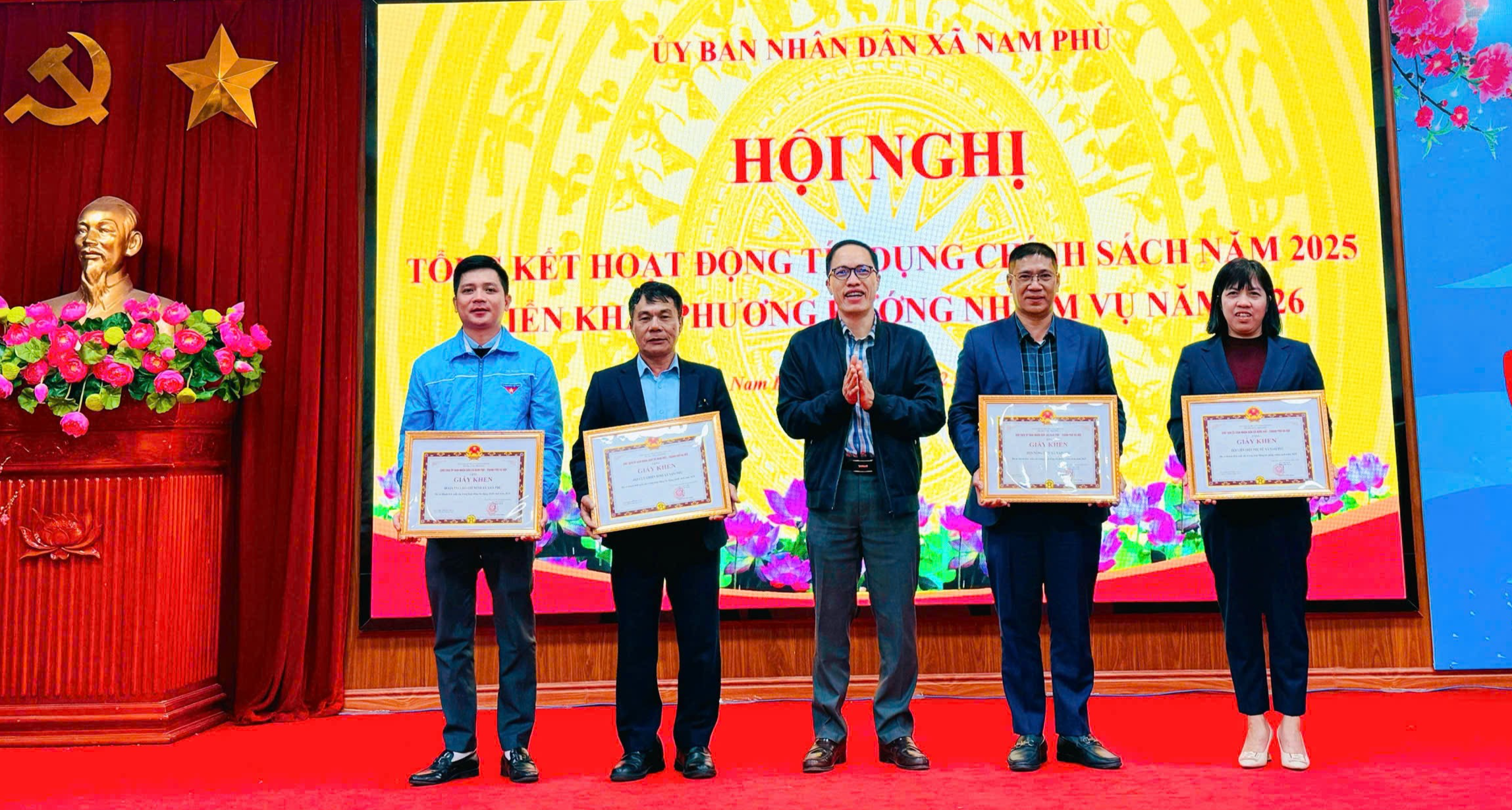 Khen thưởng 13 tập thể, cá nhân tiêu biểu trong công tác tín dụng